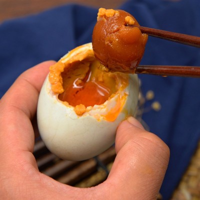 厂家直销北海特产海鸭蛋红树林散养红泥腌制红心流油起沙咸鸭蛋图3