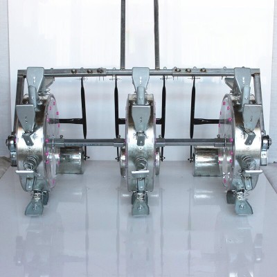 人力手推三行三轮施肥播种花生大豆玉米黄豆滚轮播种机图4