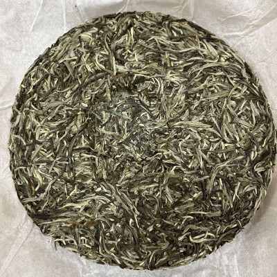 2019年福鼎白毫银针白茶饼 福鼎白毫银针批发 高山日晒银针饼300g图2