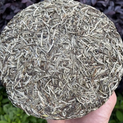 2019年福鼎白毫银针白茶饼 福鼎白毫银针批发 高山日晒银针饼300g图4